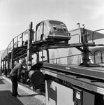 841450 Afbeelding van de demonstratie van een dubbeldekwagen voor autovervoer op de stand van de Nederlandse Spoorwegen ...